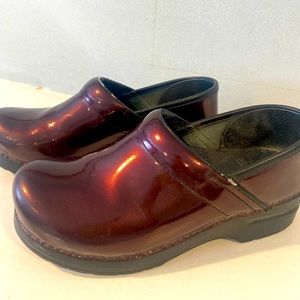 Dansko wine colored clog - size 38